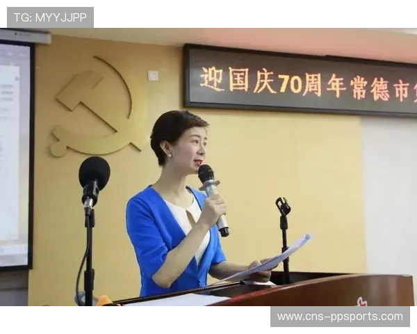 小球迷场边举牌致敬老将,温情一幕感动观众 小球迷场边举牌致敬老将,温情一幕感动观众