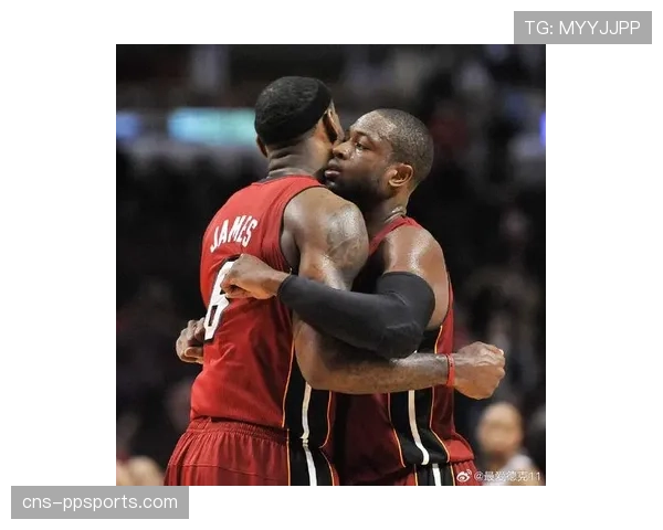 特写：詹姆斯在球员通道与安东尼长时间拥抱，致敬“香蕉船兄弟”情谊